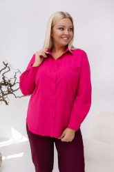 Klasyczna elegancka koszula Violet w fuksjowym kolorze PLUS SIZE XXL. Bluzki damskie Nasi partnerzy, plus size, bez wzorów, z bawełny, biznesowe, bez kołnierzyka, plus size, bez ramiączek. Za 199.90 zł.