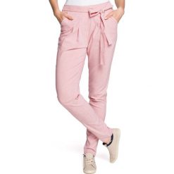 Spodnie w kolorze jasnoróżowym. Czerwone spodnie materiałowe damskie marki Made Of Emotion, w paski, z tkaniny. W wyprzedaży za 119.95 zł.