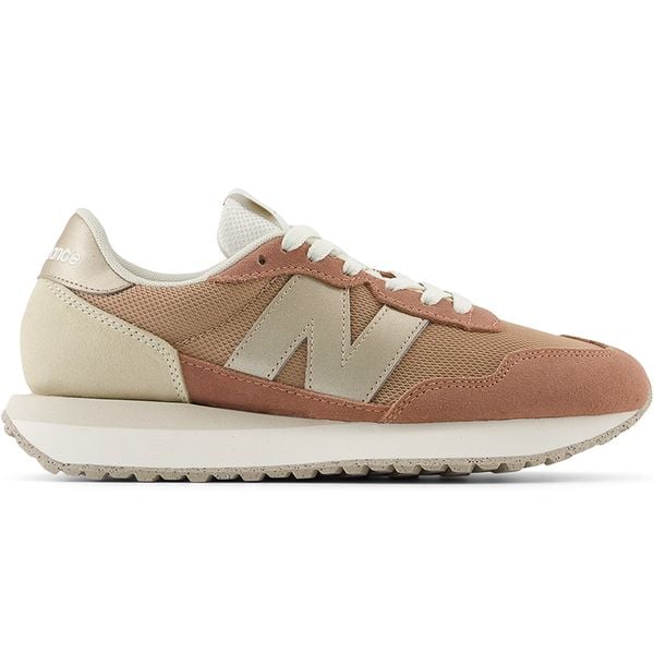 Buty damskie New Balance WS237MSC – brązowe. Brązowe obuwie sportowe damskie New Balance, bez wzorów, z gumy. Za 199.99 zł.