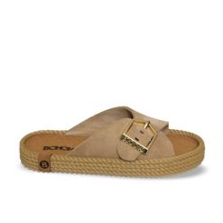 Klapki damskie skórzane Casablanca. Brązowe klapki damskie Aulp, bez wzorów, z gumy, boho, bez obcasa, na płaskiej podeszwie. Za 229.99 zł.