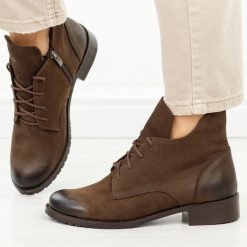 Brązowe nub. s86 skórzane Polskie botki damskie Deoni D397C. Brązowe botki damskie Deoni, na jesień, z jeansu, biznesowe, z okrągłym noskiem, bez obcasa, na płaskiej podeszwie, bez zapięcia. Za 499.00 zł.