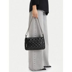 Torebka Badura. Czarne torebki do ręki damskie Badura, bez wzorów, klasyczne, bez dodatków. Za 249.99 zł.