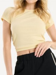 Koszulka crop z marszczeniami po bokach - kremowy. Białe t-shirty damskie Sinsay, l, bez wzorów, bez kołnierzyka. W wyprzedaży za 12.99 zł.