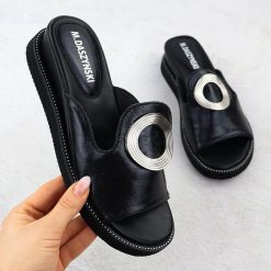 Klapki damskie na niskim koturnie czarne M.Daszyński MR2267-7. Czarne klapki damskie M.Daszyński, bez wzorów, ze skóry ekologicznej, bez obcasa, na koturnie. Za 149.99 zł.