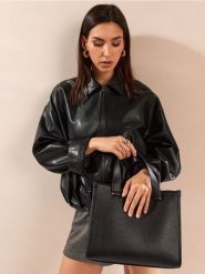 Torba shopper z imitacji skóry - czarny. Czarne torebki shopper damskie Sinsay, bez wzorów, ze skóry, bez dodatków. Za 49.99 zł.
