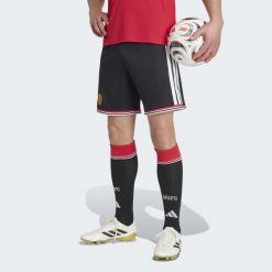 Spodenki podstawowe Manchester United 26/27. Białe szorty męskie Adidas, l, bez wzorów, z dzianiny, klasyczne. Za 199.00 zł.