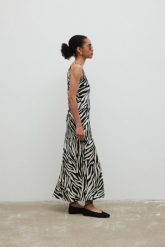 Sukienka na ramiączkach w print, w kolorze BLACK & BEIGE- ILUSION-S. Brązowe sukienki damskie Marsala, na co dzień, na lato, m, bez wzorów, z jeansu, eleganckie, bez kołnierzyka, bez ramiączek, maxi, proste. Za 319.90 zł.