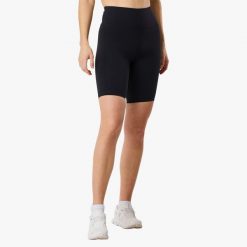 Krótkie legginsy treningowe damskie Swedemount Move Short Tights szybkoschnące. Czarne legginsy damskie SWEDEMOUNT, bez wzorów, z tkaniny, krótkie, do biegania. W wyprzedaży za 129.00 zł.