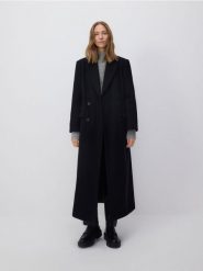 Wełniany płaszcz - czarny. Czarne płaszcze damskie Reserved, l, bez wzorów, z wełny, klasyczne, bez kaptura. W wyprzedaży za 359.99 zł.