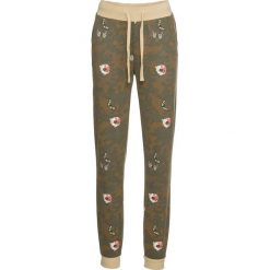 Spodnie dresowe bonprix oliwkowy moro. Zielone spodnie dresowe damskie bonprix, moro, z dresówki. Za 99.99 zł.
