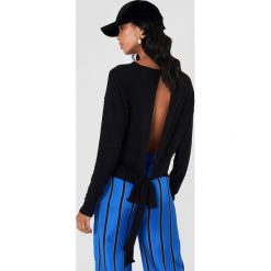 NA-KD Sweter z wiązaniem z tyłu - Black. Swetry damskie marki NA-KD. Za 100.95 zł.