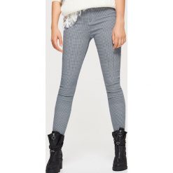 Spodnie w kratę - Szary. Spodnie materiałowe damskie marki Cropp. W wyprzedaży za 59.99 zł.