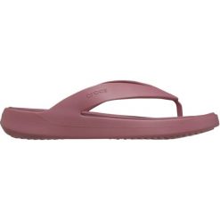 Klapki damskie Crocs Getaway Flip. Czerwone klapki damskie Crocs, bez wzorów. Za 186.32 zł.