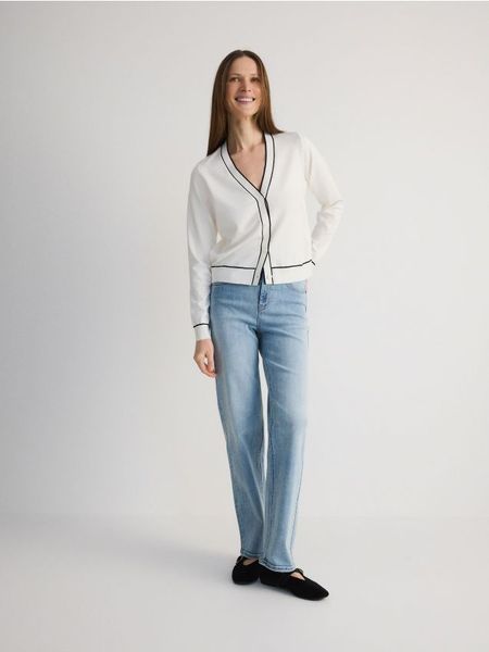 Spodnie z dekoracyjną różą - niebieski. Niebieskie spodnie materiałowe damskie Reserved, bez wzorów, z bawełny. W wyprzedaży za 69.99 zł.