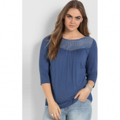 Koszulka w kolorze niebieskim. Niebieskie t-shirty damskie Sheego, w koronkowe wzory, z koronki, z okrągłym kołnierzem. W wyprzedaży za 56.95 zł.