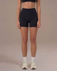 Szorty Motion - Czarny. Czarne szorty sportowe damskie JOY STUDIO, na lato, xl, bez wzorów, z materiału, sportowe, z podwyższonym stanem, do biegania. Za 168.00 zł.