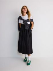 Rozkloszowana spódnica midi z wiązaniem - czarny. Czarne spódnice damskie Reserved, l, bez wzorów, z bawełny, midi, rozkloszowane. W wyprzedaży za 89.99 zł.