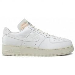 Buty do chodzenia damskie Nike Air Force 1 LO Prm. Białe obuwie sportowe damskie Nike, bez wzorów, z gumy, trekkingowe, Nike Air Force. Za 529.99 zł.