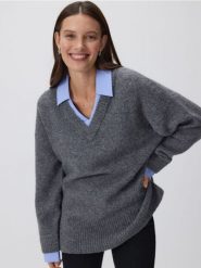 Sweter z koszulowym kołnierzem - szary. Szare swetry damskie Reserved, l, bez wzorów, z dzianiny, bez kołnierzyka, bez ramiączek, bez kaptura. Za 149.99 zł.