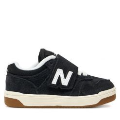 Sneakersy New Balance. Białe trampki i tenisówki chłopięce New Balance, bez wzorów, bez zapięcia. Za 209.99 zł.