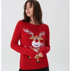 Sweter ze świąteczną aplikacją - Czerwony. Czerwone swetry damskie House. Za 79.99 zł.
