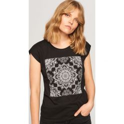 T-shirt z nadrukiem - Czarny. Czarne t-shirty damskie Reserved, z nadrukiem. Za 29.99 zł.