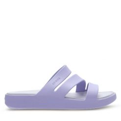 Klapki Crocs. Fioletowe klapki damskie Crocs, bez wzorów, bez obcasa. Za 109.99 zł.