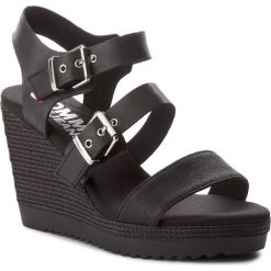 Sandały TOMMY JEANS - Denim Strappy Wedge Sandal EN0EN00195 Black 990. Klapki damskie marki Tommy Jeans. W wyprzedaży za 239.00 zł.