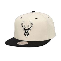 Czapka typu snapback Mitchell & Ness Evergreen Milwaukee Bucks. Białe czapki i kapelusze męskie Mitchell & Ness, bez wzorów. Za 213.00 zł.