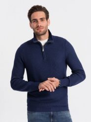 Sweter męski dzianinowy z rozpinaną stójką - ciemnoniebieski V7. Niebieskie swetry przez głowę męskie Ombre Clothing, m, bez wzorów, z bawełny, bez kołnierzyka. W wyprzedaży za 49.99 zł.