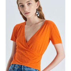 Krótka bluzka z kopertowym dekoltem - Pomarańczowy. Bluzki damskie marki Cropp. Za 39.99 zł.
