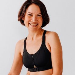 Stanik sportowy dla kobiet po mastektomii Jog kokoon+ (wyrób medyczny). Czarne biustonosze Decathlon, bez wzorów, z materiału, na fitness i siłownię. Za 149.99 zł.
