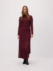 Koronkowa sukienka maxi - burgundowy. Czerwone sukienki damskie Reserved, l, bez wzorów, z koronki, bez kołnierzyka, bez ramiączek, maxi. Za 159.99 zł.