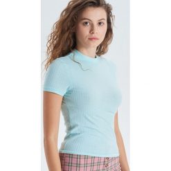 Dopasowana bluzka w prążki - Turkusowy. Bluzki damskie marki Cropp. W wyprzedaży za 19.99 zł.