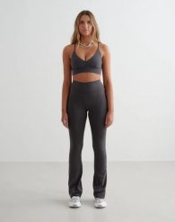 Damskie legginsy rozszerzane z wysokim stanem dla wysokich Sense ciemnoszare. Szare legginsy sportowe damskie Aim'n, xs, bez wzorów, z elastanu, z podwyższonym stanem, długie, na fitness i siłownię. Za 344.00 zł.