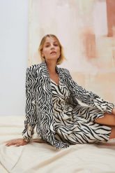 Wzorzysta marynarka beżowa. Brązowe żakiety damskie MOODO, l, bez wzorów, z elastanu. Za 189.99 zł.