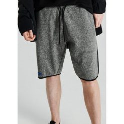 Dresowe szorty z materiałowym lampasem - Jasny szary. Szare szorty męskie marki Cropp, bez wzorów, z dresówki. Za 79.99 zł.