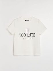 Koszulka z wiskozą i brokatową aplikacją misia - kremowy. Białe t-shirty damskie Sinsay, l, z aplikacjami, z wiskozy, bez kołnierzyka. Za 29.99 zł.