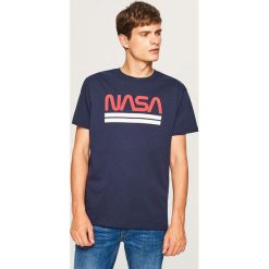 T-shirt z nadrukiem NASA - Granatowy. T-shirty męskie marki Giacomo Conti. W wyprzedaży za 39.99 zł.