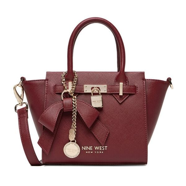 Torebka Nine West. Czerwone torebki do ręki damskie Nine West, bez wzorów, klasyczne, bez dodatków. Za 329.99 zł.