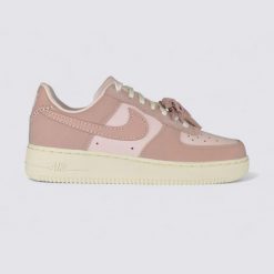 Buty lifestyle damskie Nike Air Force 1 '07 IB4654-661. Czerwone obuwie sportowe damskie Nike, bez wzorów, trekkingowe, Nike Air Force. Za 478.40 zł.