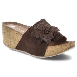 Klapki damskie Armodo, cholewka ze skóry naturalnej zamszowej z szerokim paskiem z przodu ozdobna aplikacja kwiatowa na stabilnym koturnie, brązowe,. Brązowe klapki damskie Armodo, z aplikacjami, ze skóry, bez obcasa, na koturnie. Za 319.00 zł.