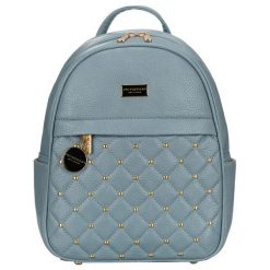 Niebieski, modny, pikowany plecak damski ze złotymi nitami i modnym brelokiem eko skóra Peterson. Niebieskie plecaki damskie Peterson, z aplikacjami, ze skóry ekologicznej. Za 124.99 zł.