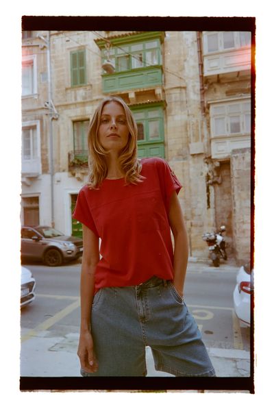 T-shirt z kieszonką czerwony. Czerwone bluzki damskie MOODO, bez wzorów, z bawełny, bez kołnierzyka, bez ramiączek. W wyprzedaży za 34.99 zł.
