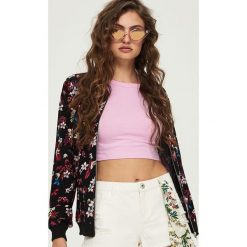 Kurtka bomber - Czarny. Czarne kurtki damskie Sinsay. W wyprzedaży za 39.99 zł.