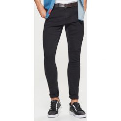 Jeansy SLIM z paskiem - Czarny. Czarne jeansy męskie Cropp. Za 149.99 zł.