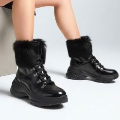 Botki damskie Chebello, naturalna skóra licowa z ocieplanym kołnierzem sznurowaną cholewką i sportową podeszwą o amortyzującym profilu, czarne, 2760-. Czarne kozaki damskie CheBello, z futra, bez obcasa. Za 379.00 zł.