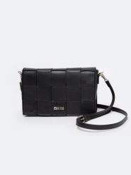 Torebka damska typu crossbody czarna oo574095 906. Czarne plecaki damskie Big Star, bez wzorów, z materiału, eleganckie. W wyprzedaży za 139.99 zł.