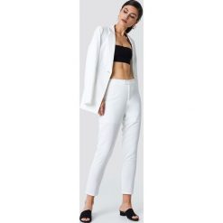 NA-KD Classic Dopasowane spodnie garniturowe - White. Spodnie materiałowe damskie marki NA-KD Classic. Za 161.95 zł.