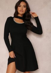 Czarna Sukienka z Wycięciem przy Dekolcie z Cyrkoniami i Perłami Hili. Czarne sukienki damskie Renee, na imprezę, z aplikacjami, z dzianiny, eleganckie, bez kołnierzyka, bez ramiączek, mini, rozkloszowane. Za 159.99 zł.